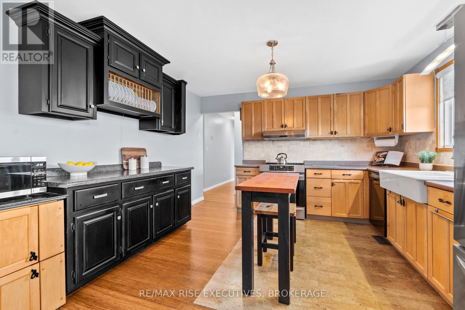 470 DUNDAS STREET WEST Image 11