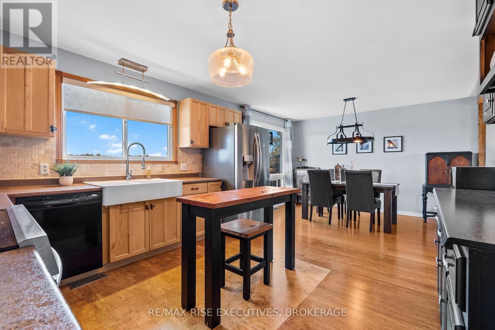 470 DUNDAS STREET WEST Image 12