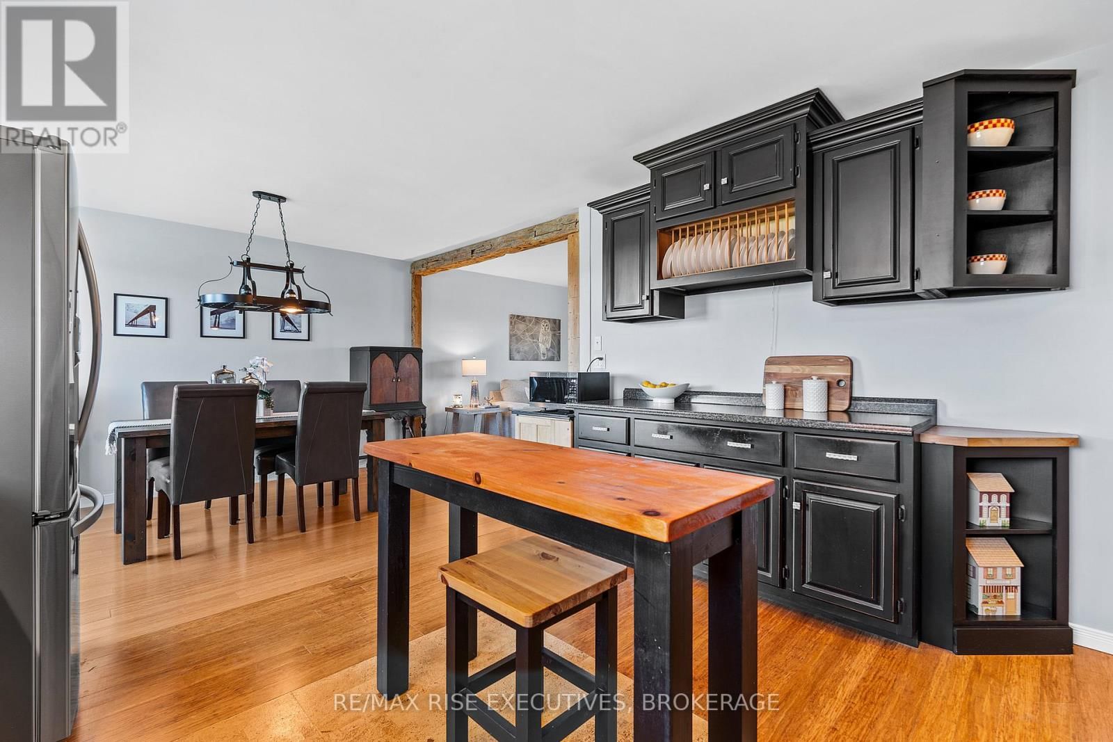 470 DUNDAS STREET WEST Image 13