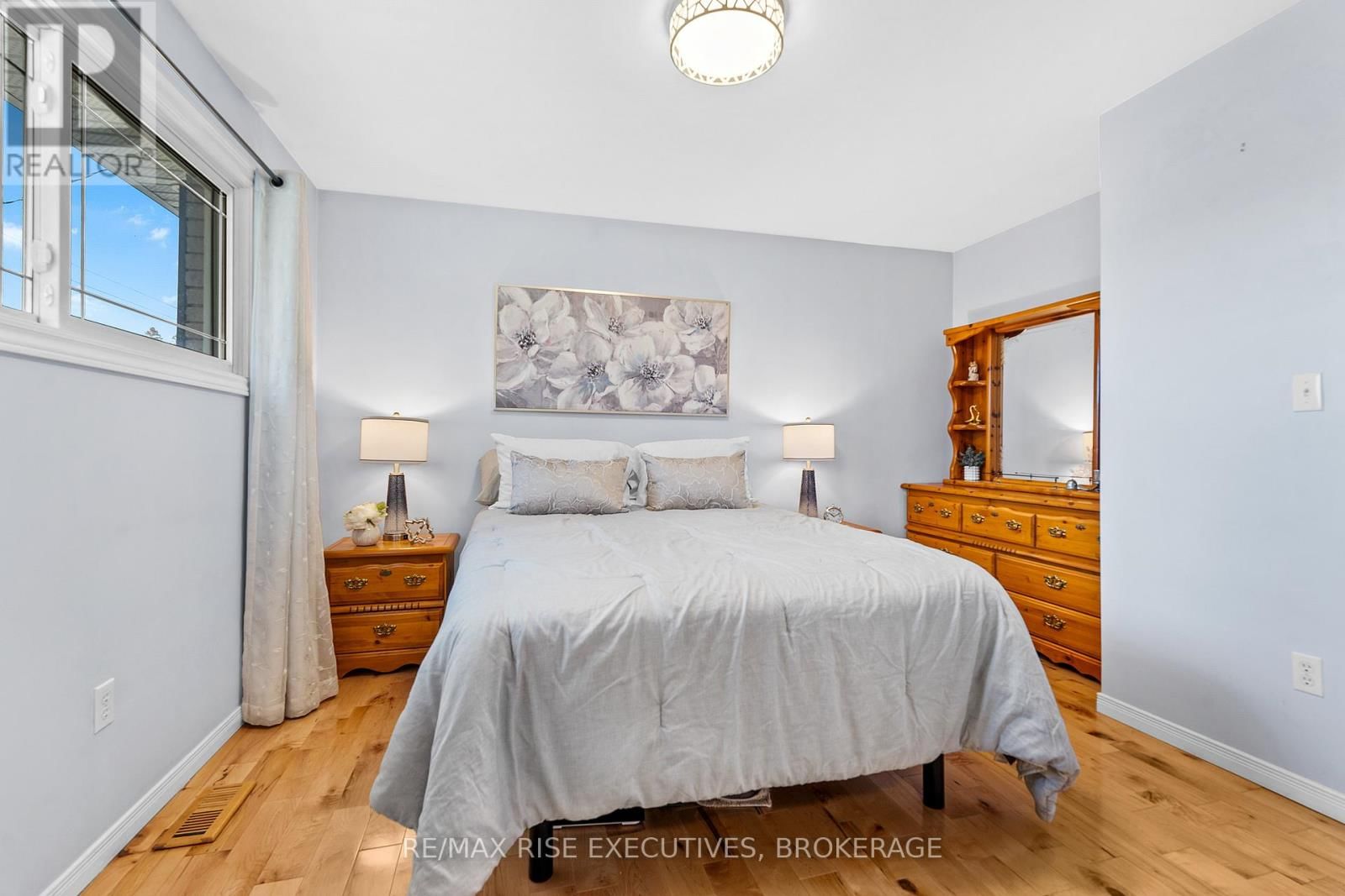 470 DUNDAS STREET WEST Image 15