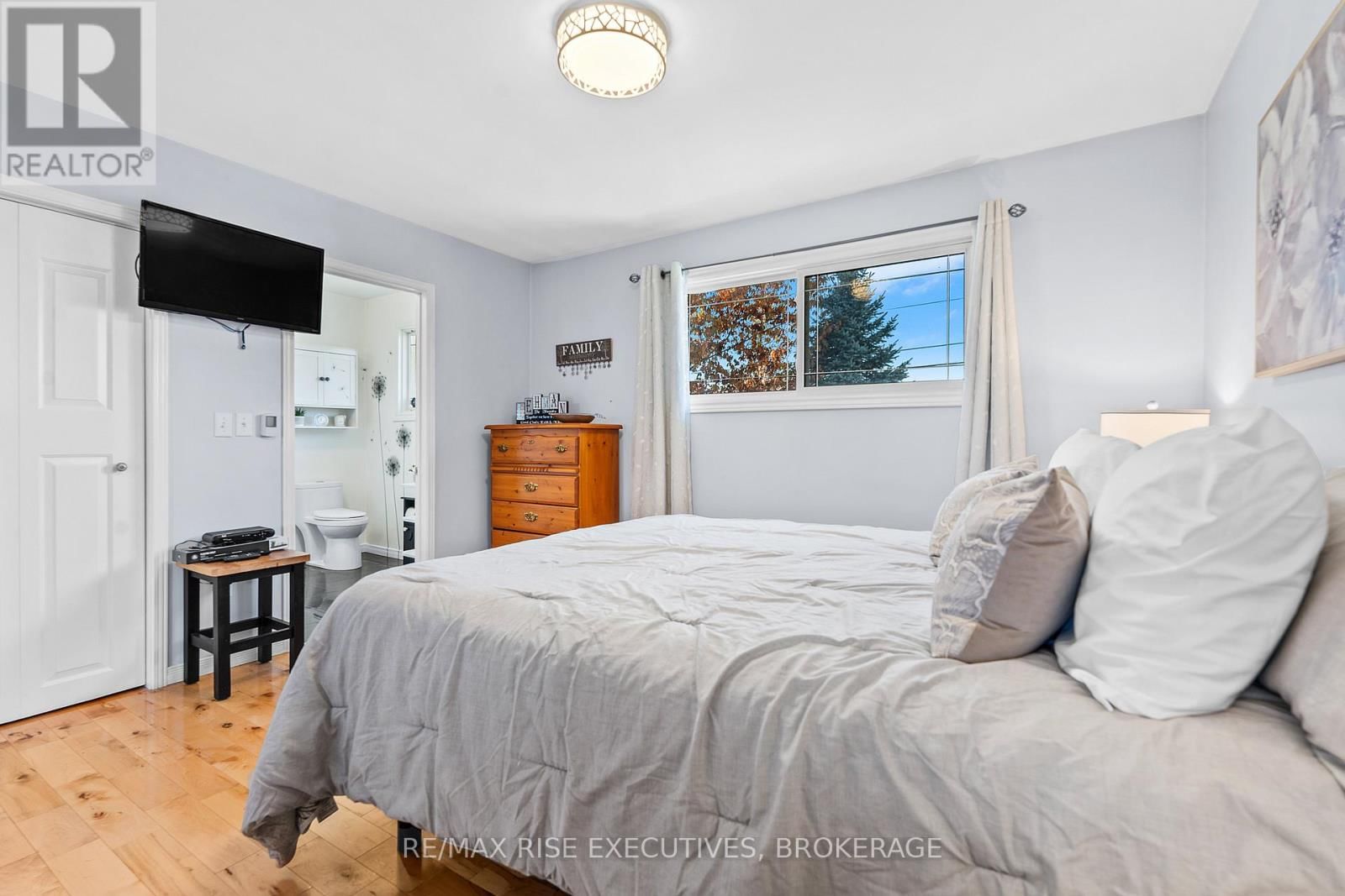 470 DUNDAS STREET WEST Image 16