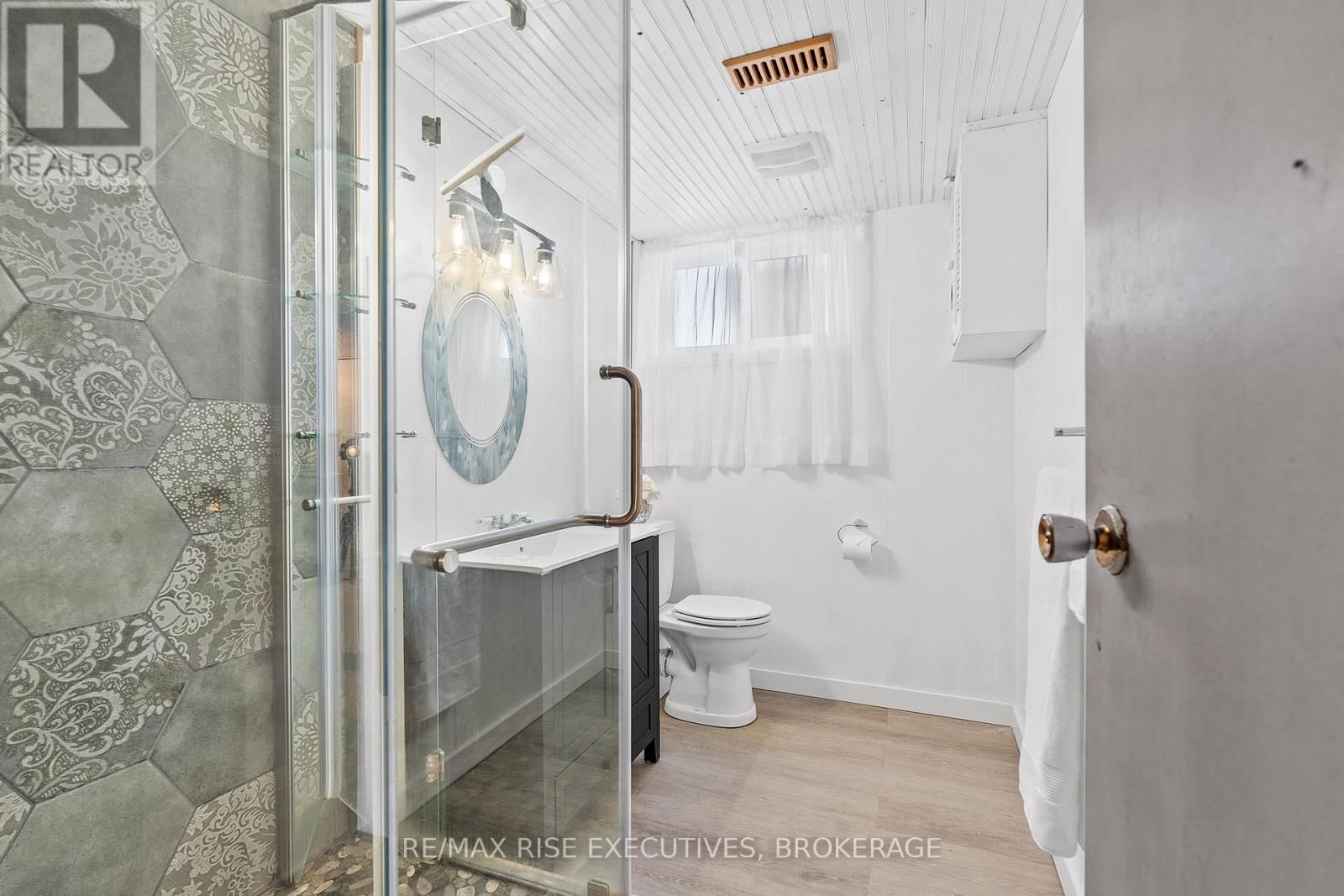 470 DUNDAS STREET WEST Image 25