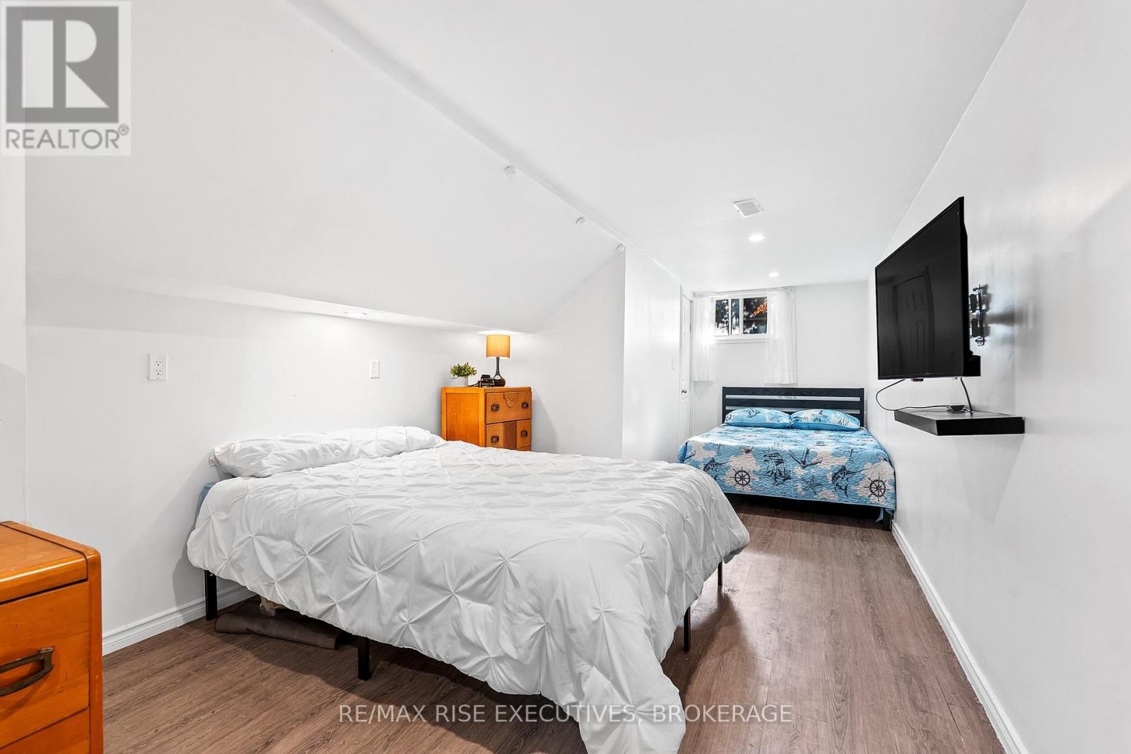 470 DUNDAS STREET WEST Image 26