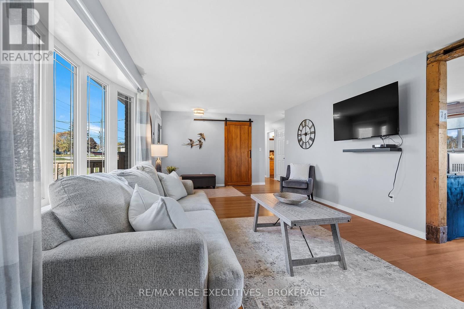 470 DUNDAS STREET WEST Image 7