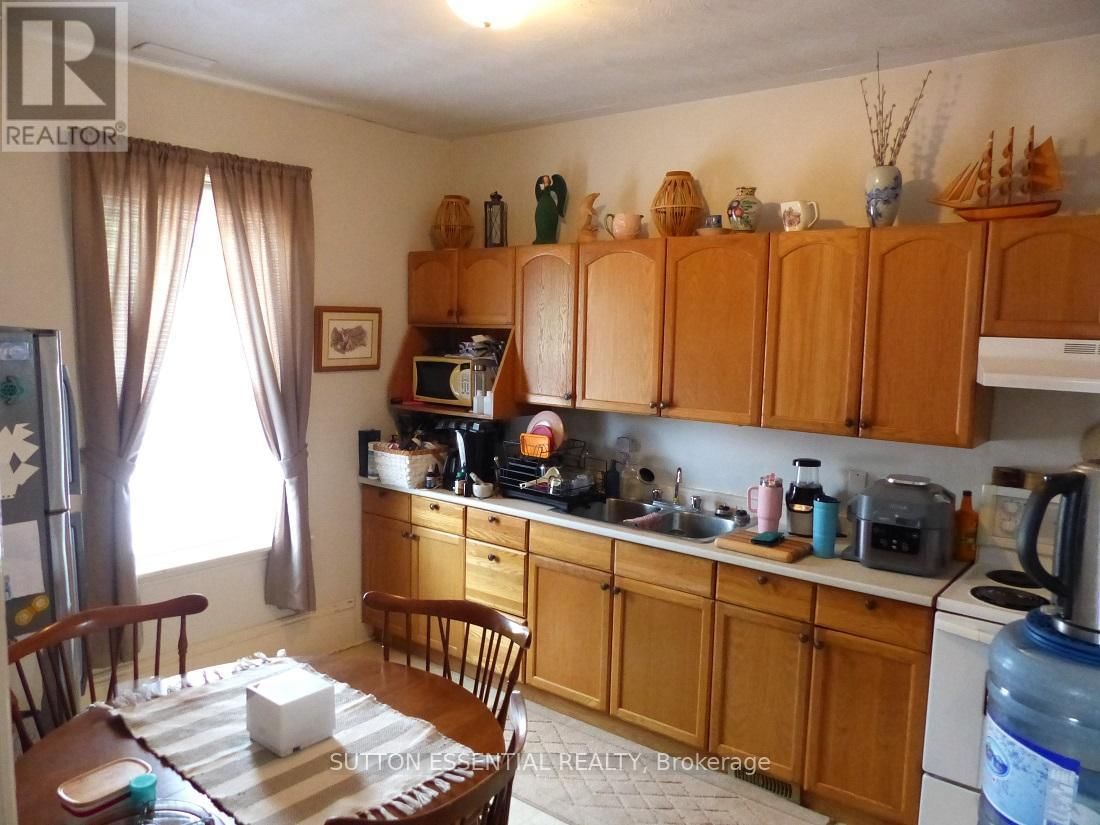 71 RUSSELL STREET EAST Image 10