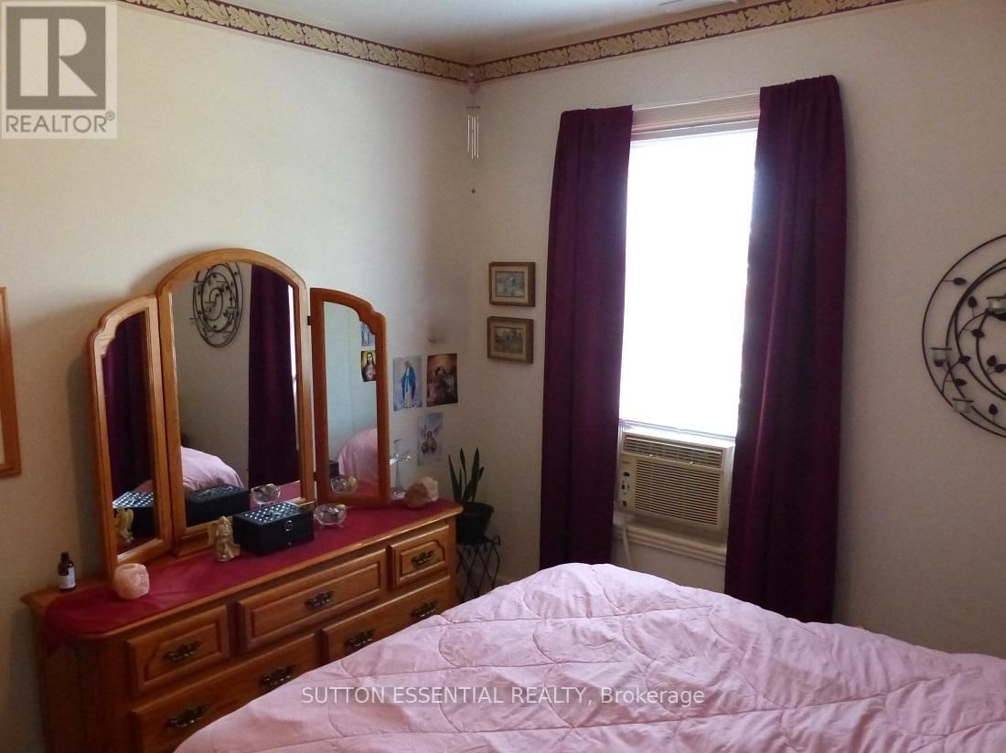 71 RUSSELL STREET EAST Image 12