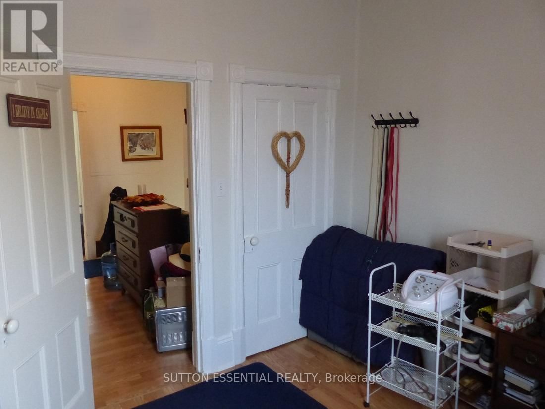 71 RUSSELL STREET EAST Image 14