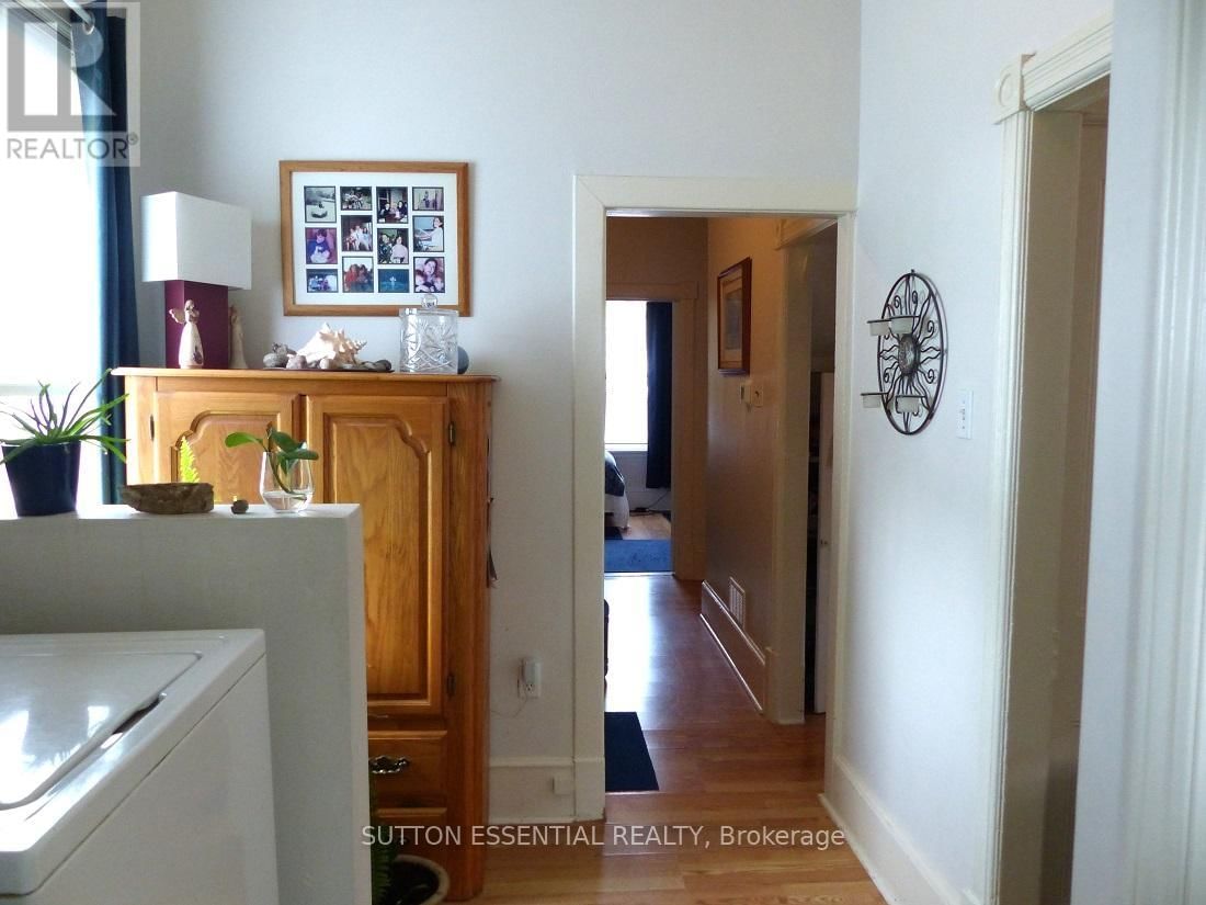 71 RUSSELL STREET EAST Image 15