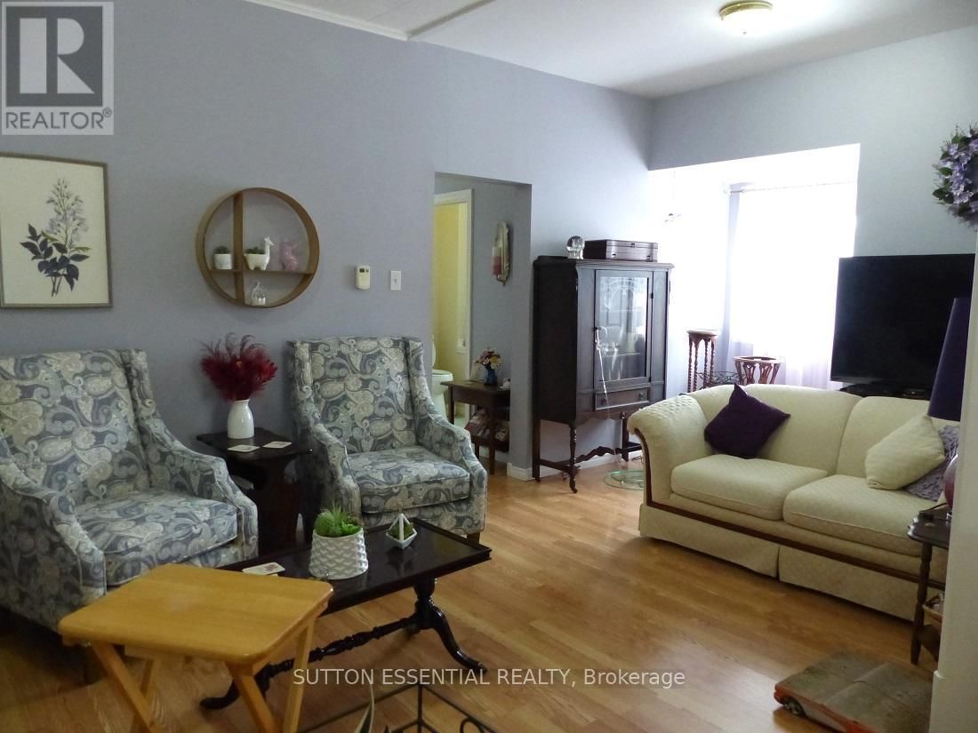 71 RUSSELL STREET EAST Image 19