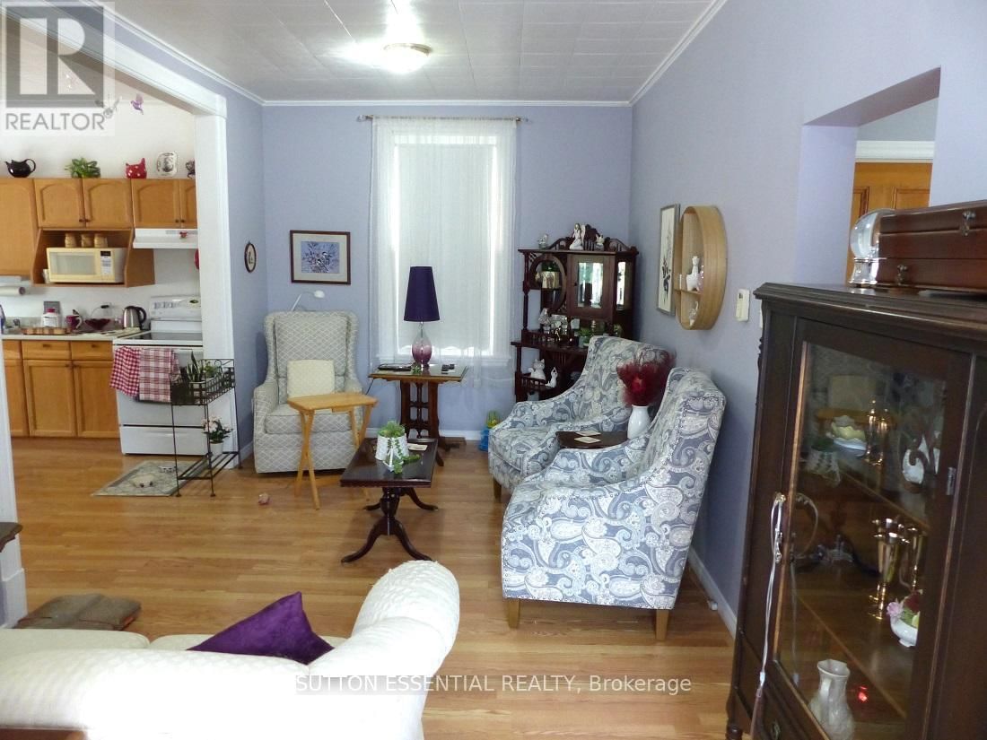 71 RUSSELL STREET EAST Image 20