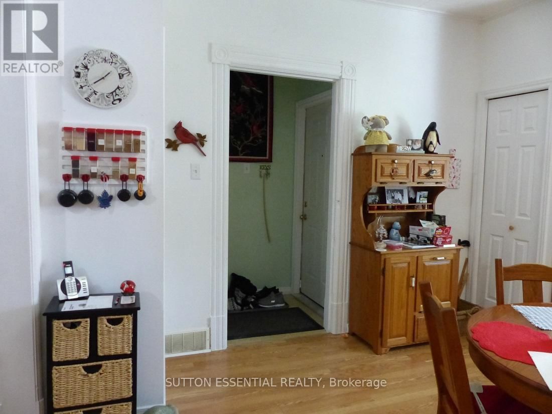 71 RUSSELL STREET EAST Image 23