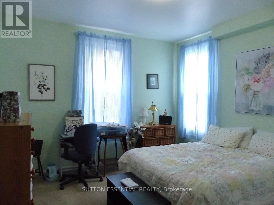 71 RUSSELL STREET EAST Image 24