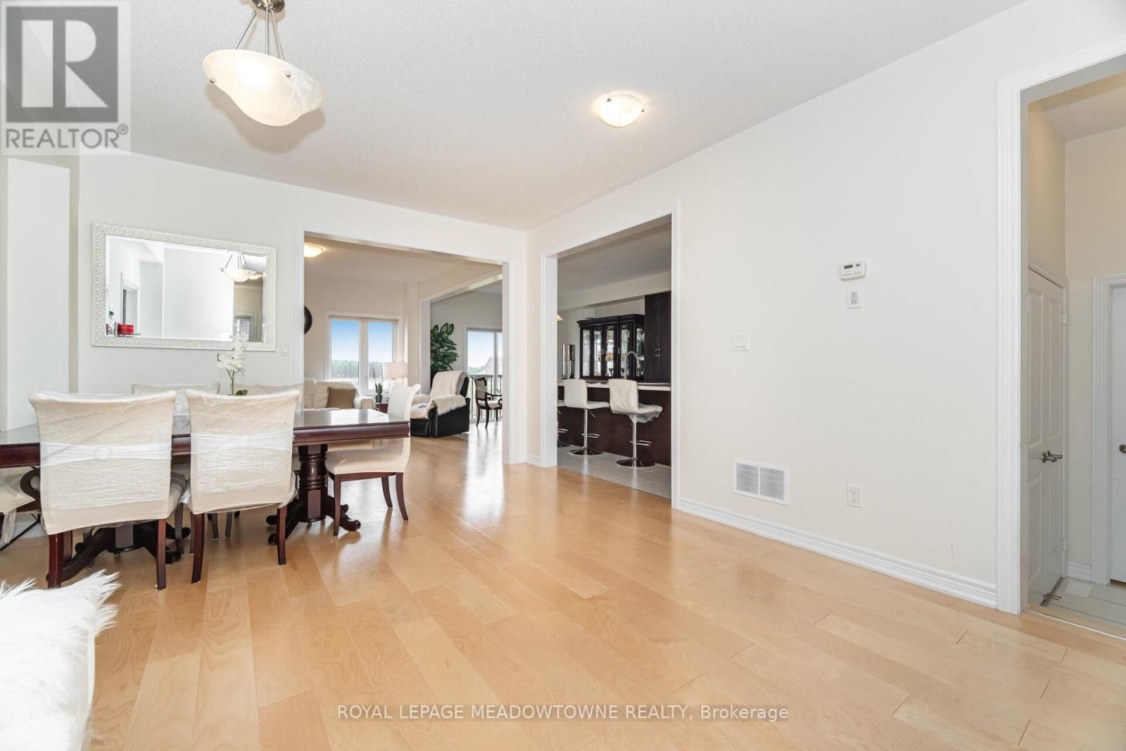 301 RIDLEY CRESCENT Image 10