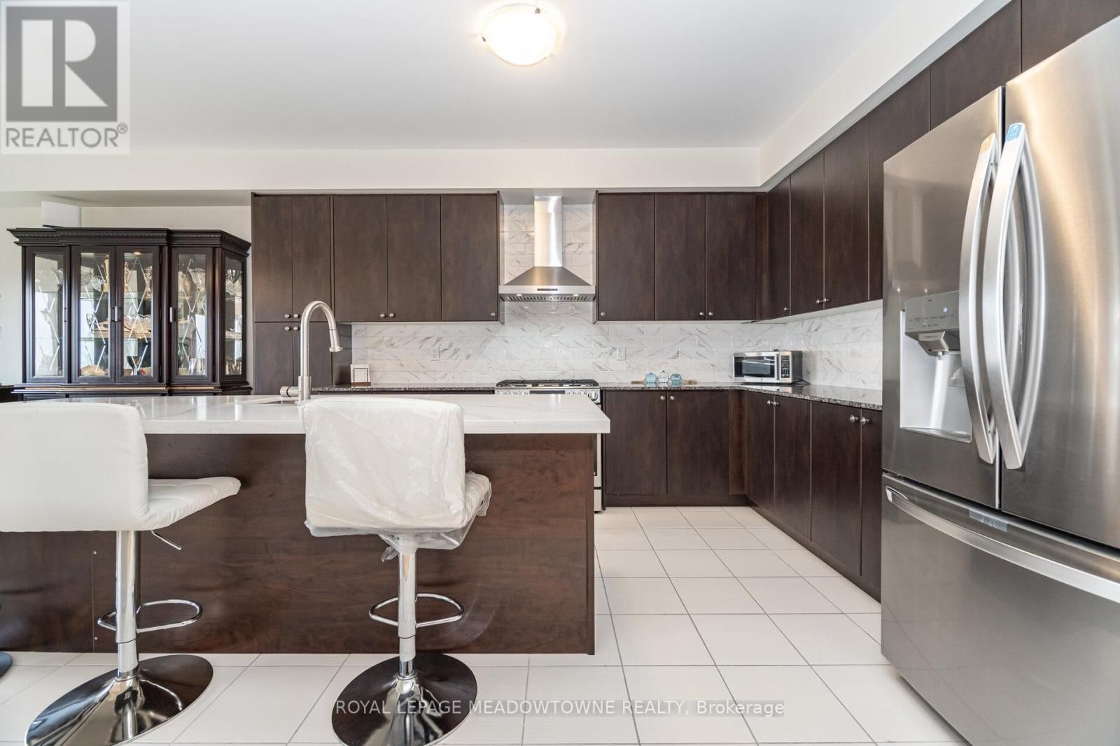 301 RIDLEY CRESCENT Image 14