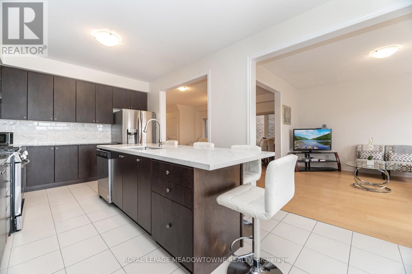 301 RIDLEY CRESCENT Image 15