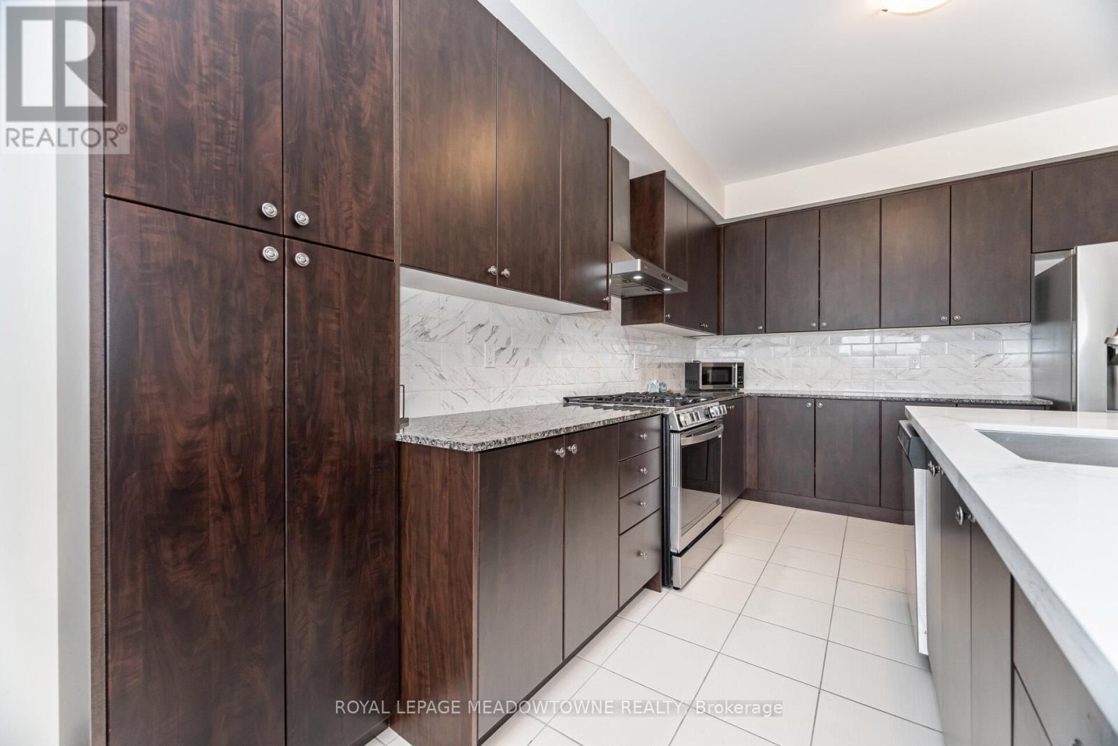 301 RIDLEY CRESCENT Image 16