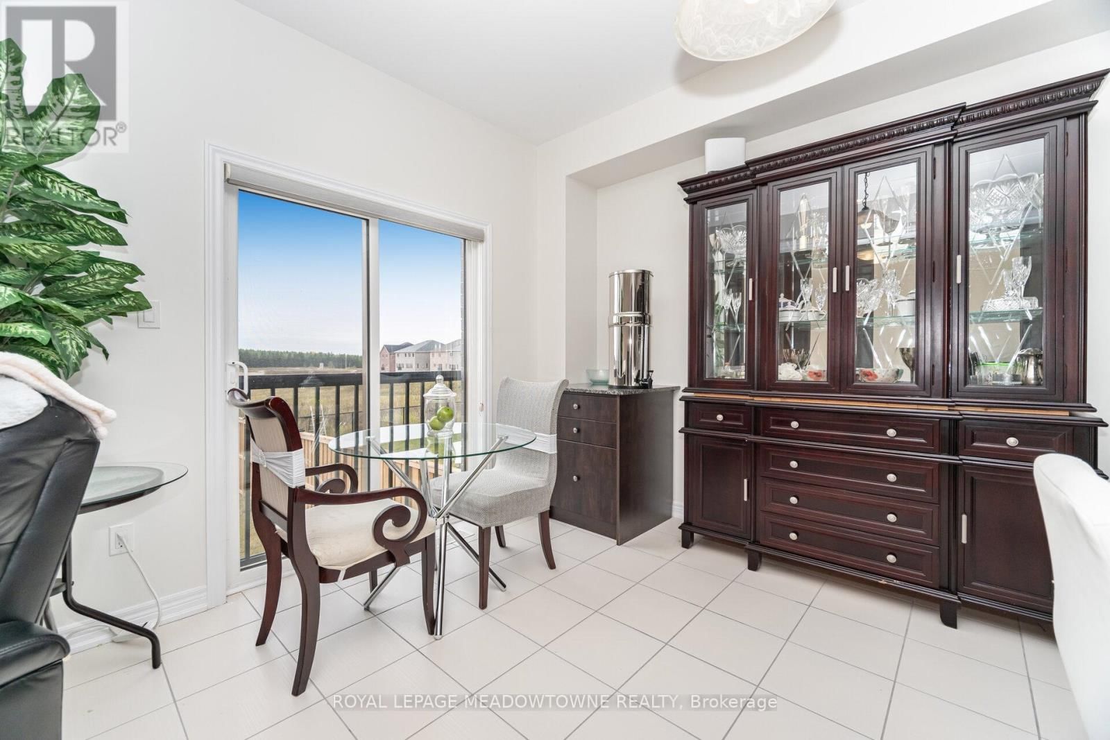 301 RIDLEY CRESCENT Image 17