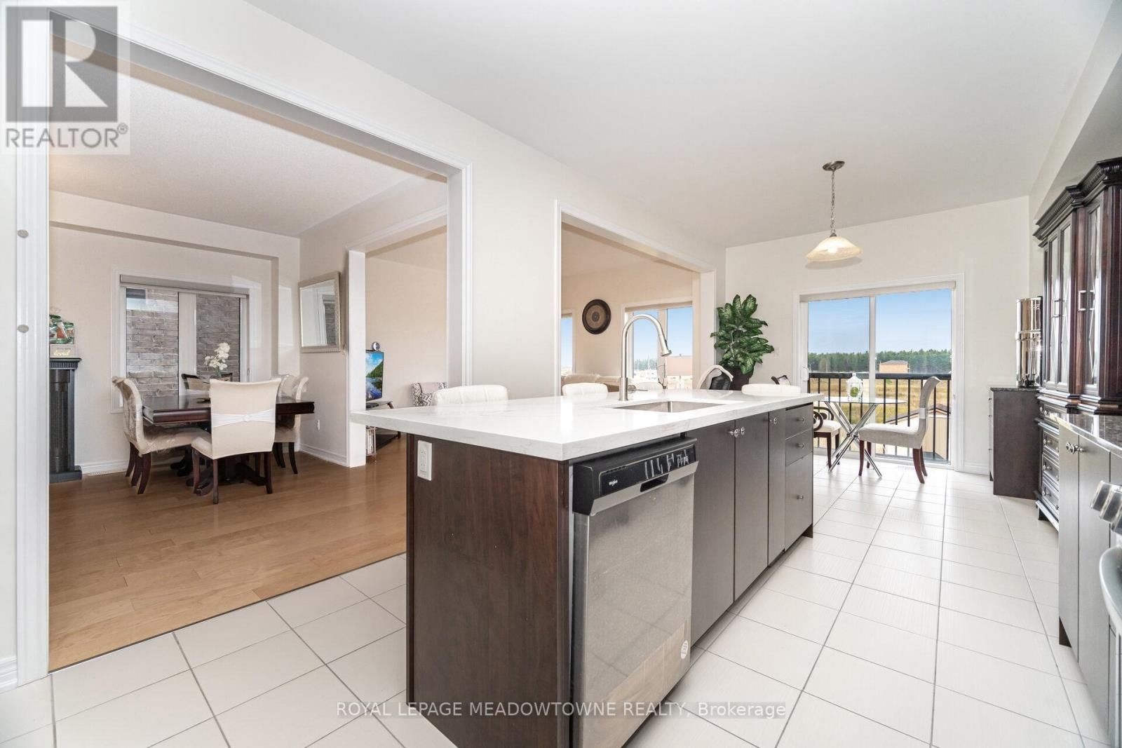 301 RIDLEY CRESCENT Image 18