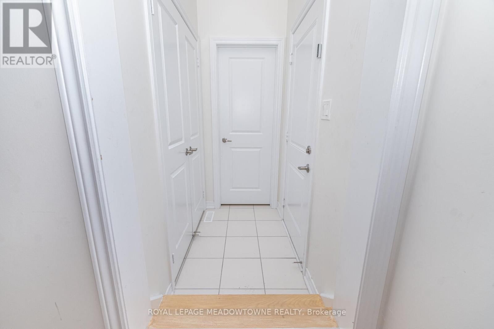 301 RIDLEY CRESCENT Image 24