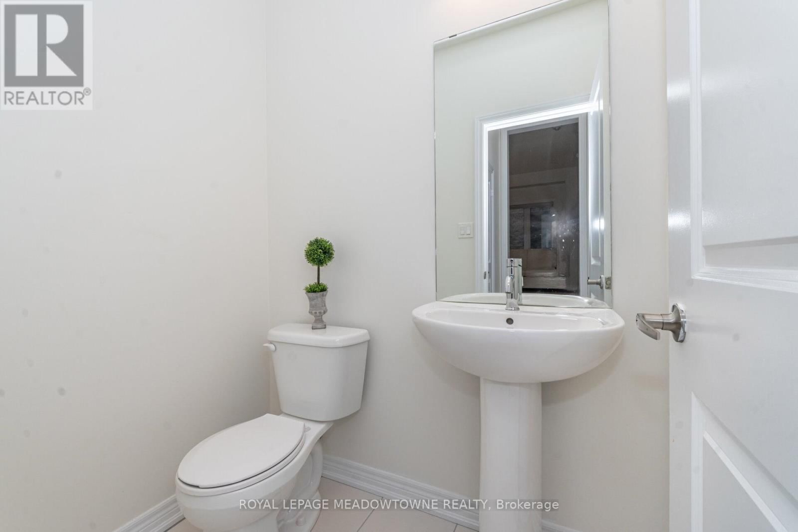 301 RIDLEY CRESCENT Image 25