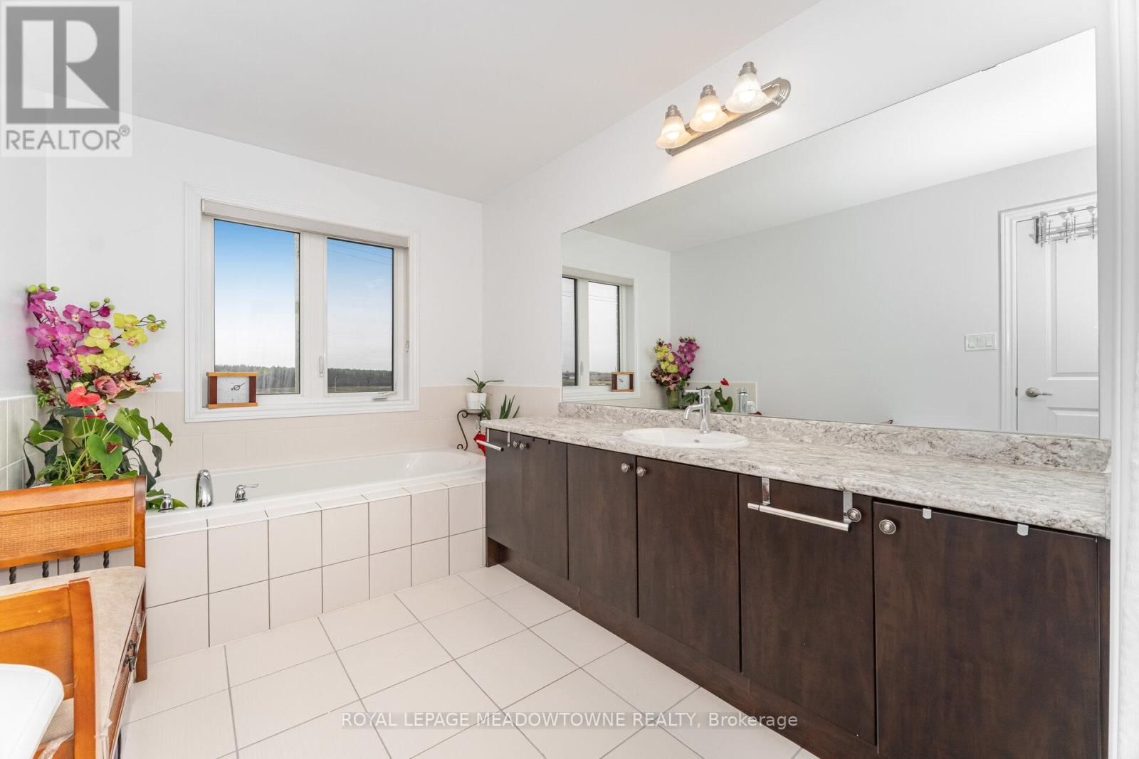 301 RIDLEY CRESCENT Image 31