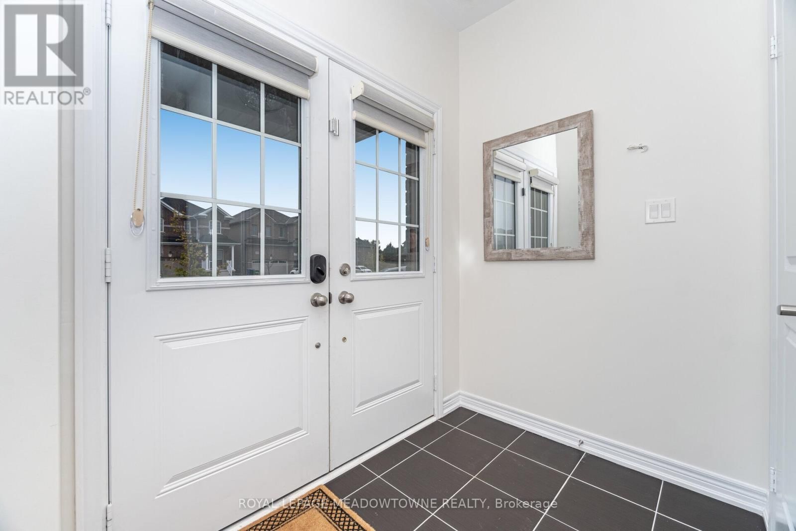 301 RIDLEY CRESCENT Image 4