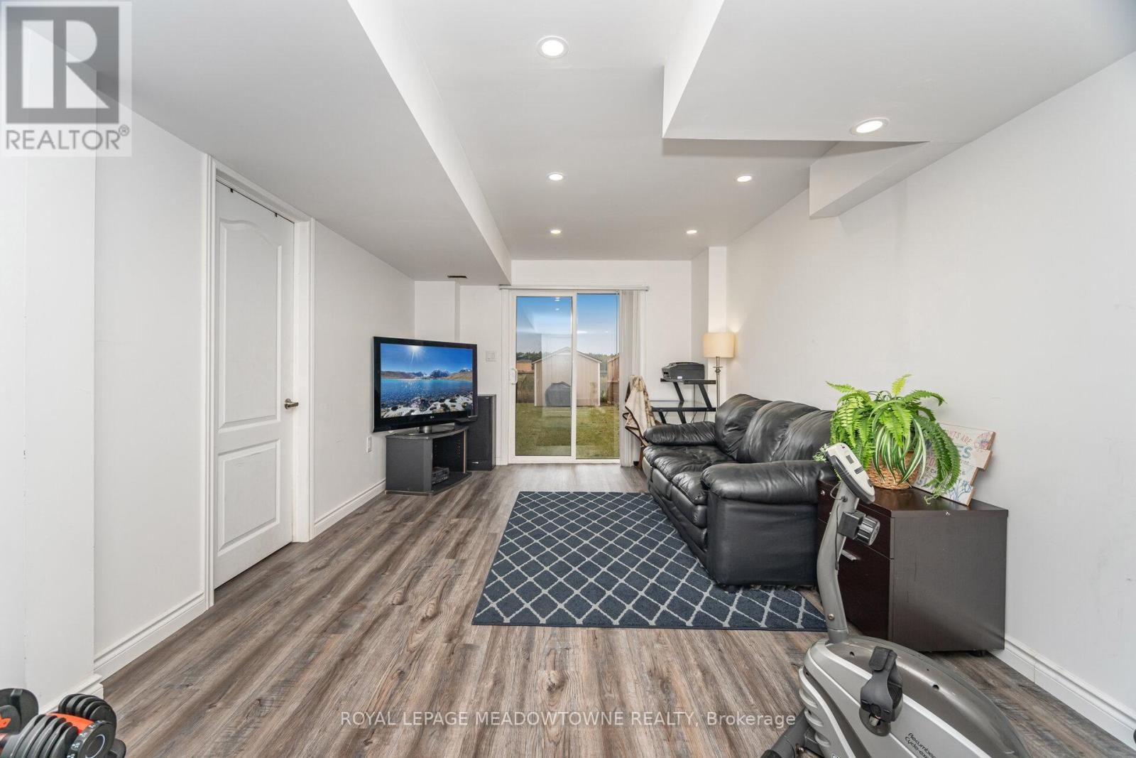 301 RIDLEY CRESCENT Image 42