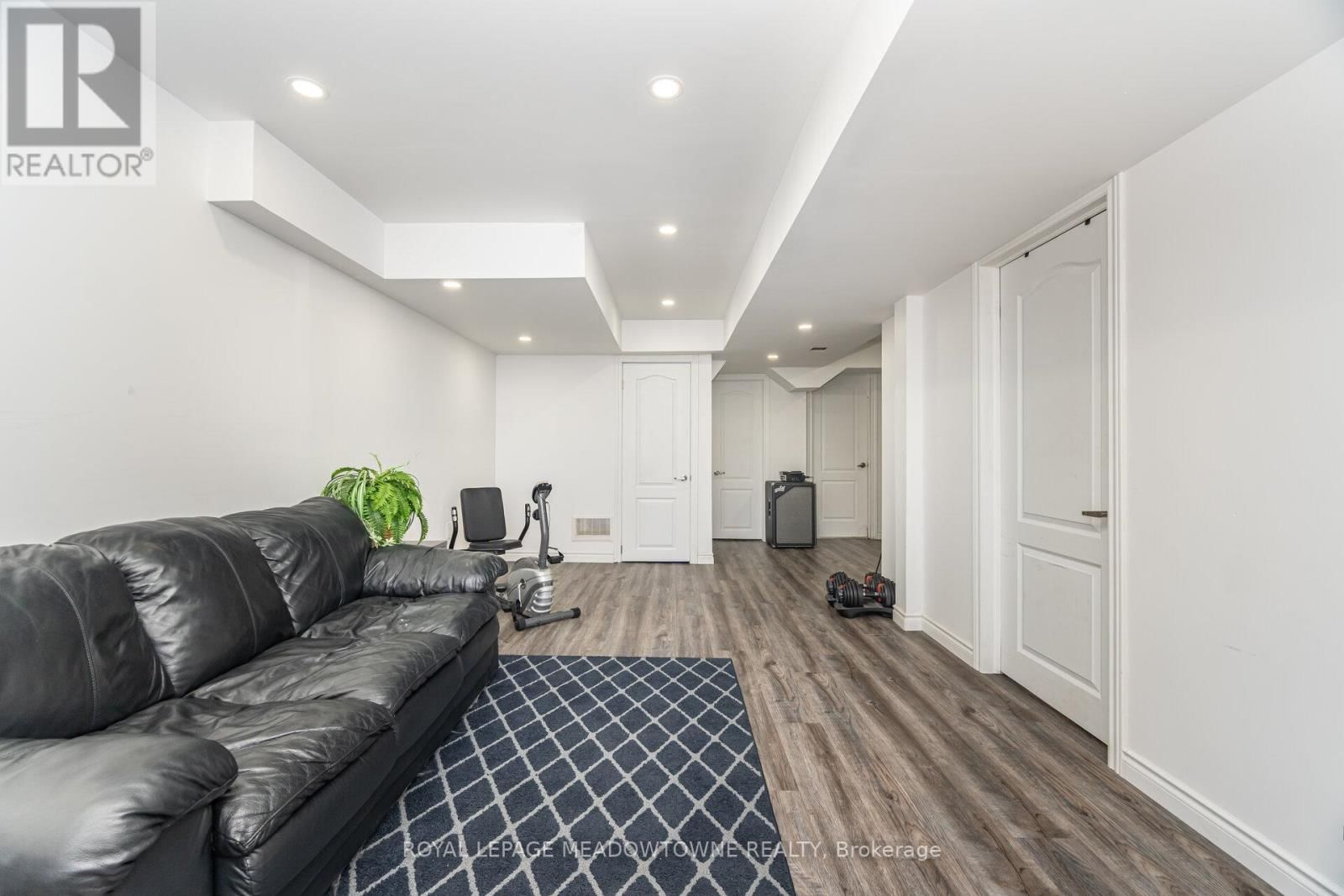 301 RIDLEY CRESCENT Image 43