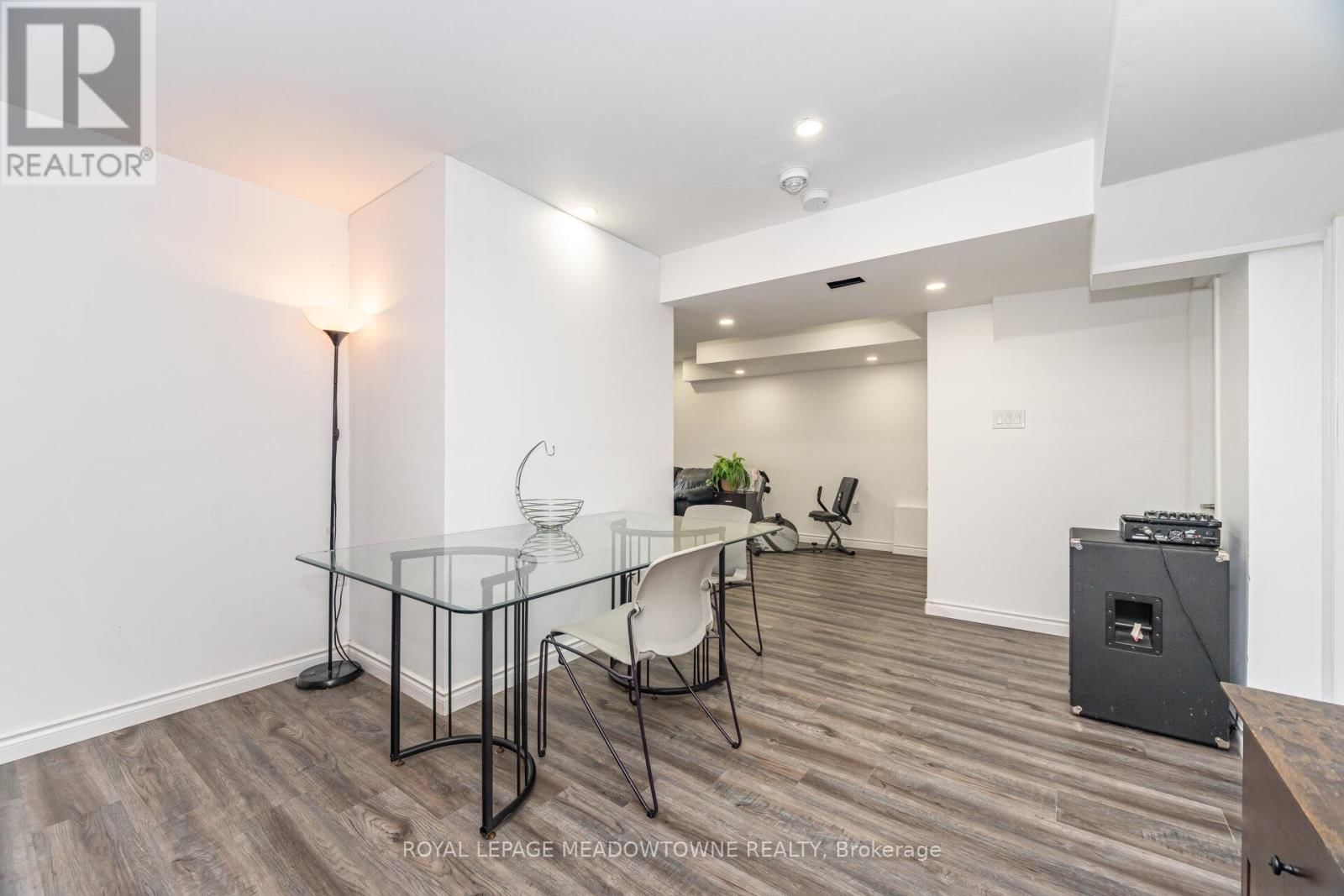 301 RIDLEY CRESCENT Image 44