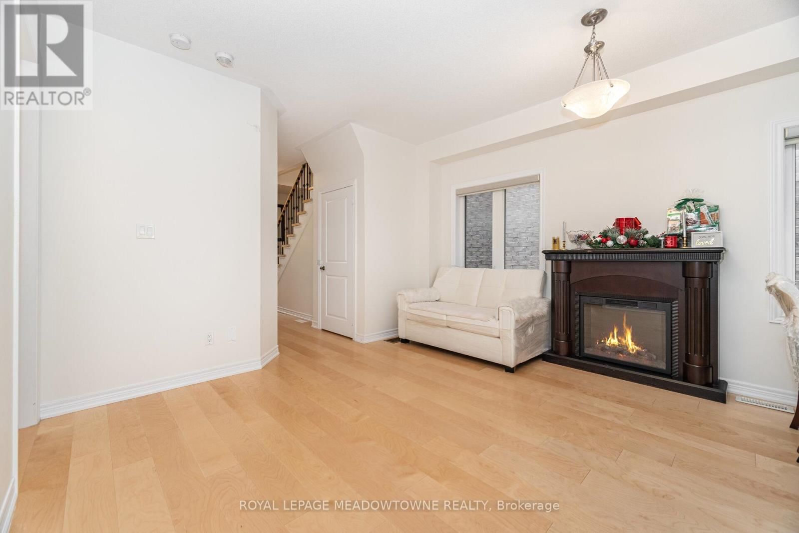 301 RIDLEY CRESCENT Image 6