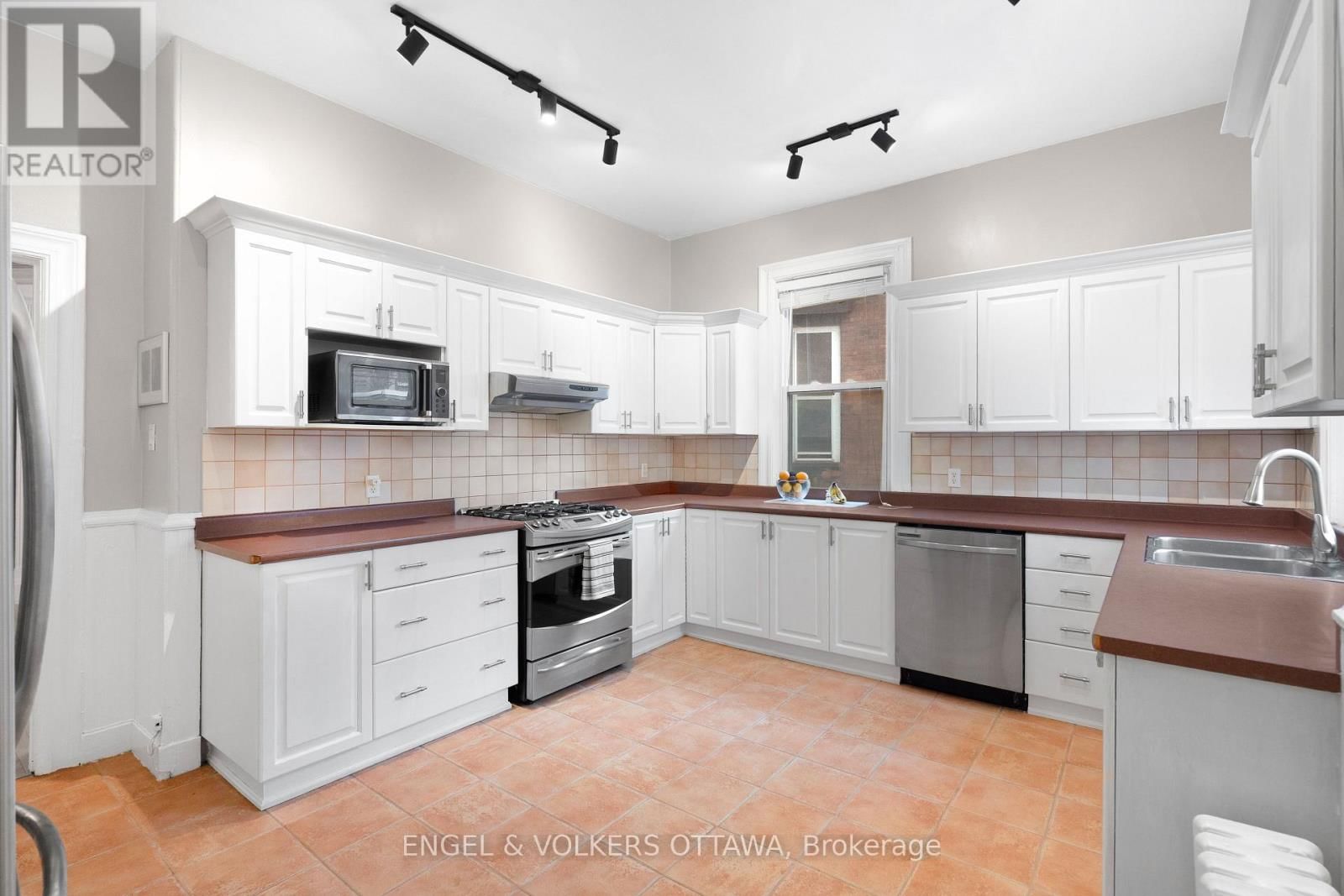 553 GILMOUR STREET Image 16