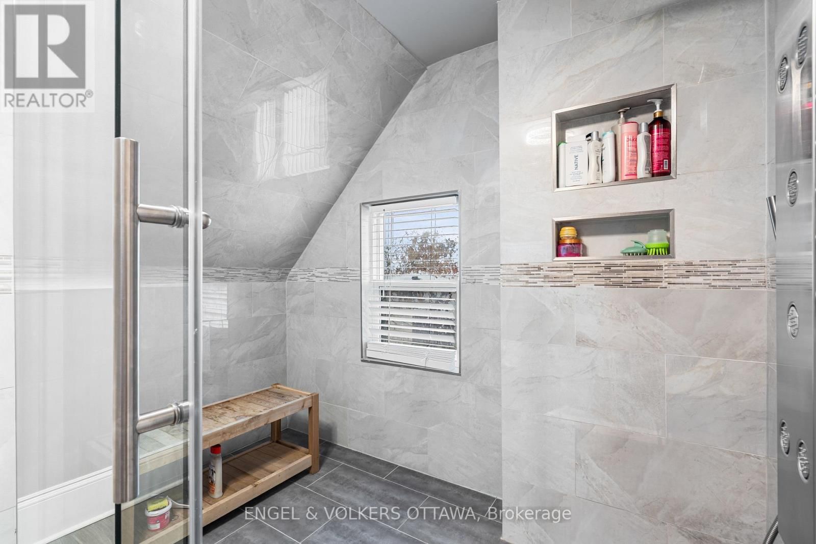 553 GILMOUR STREET Image 45