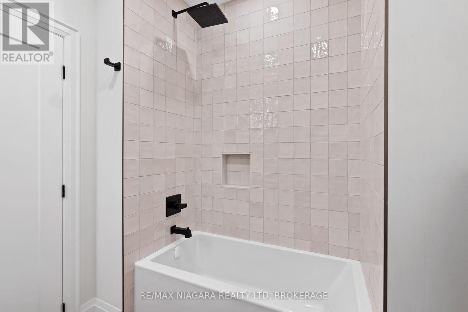 16 ACCURSI CRESCENT Image 8