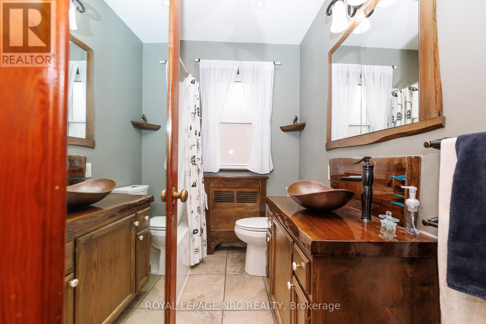 197 CHARLOTTE STREET Image 17