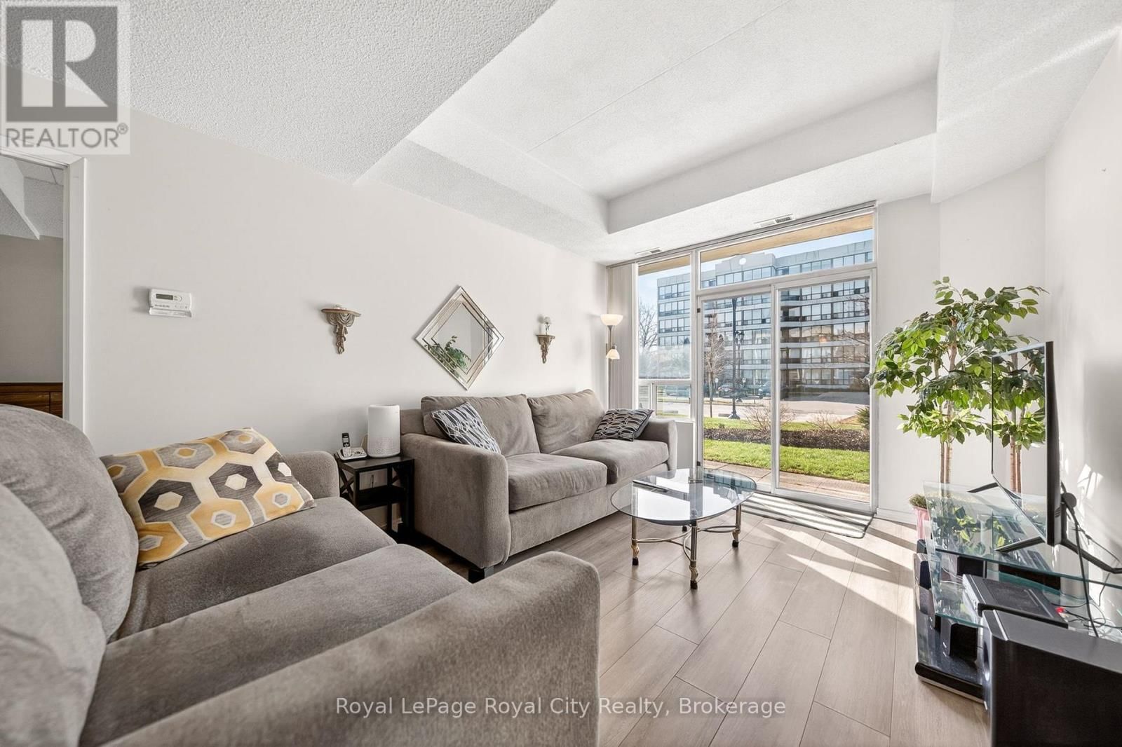 106 - 105 BAGOT STREET Image 16