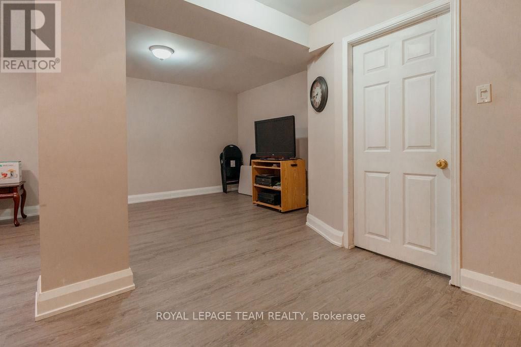 16 PICKWICK DRIVE Image 33