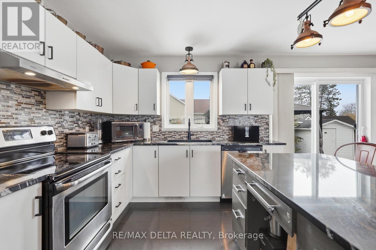 60 RICHARD STREET Image 12