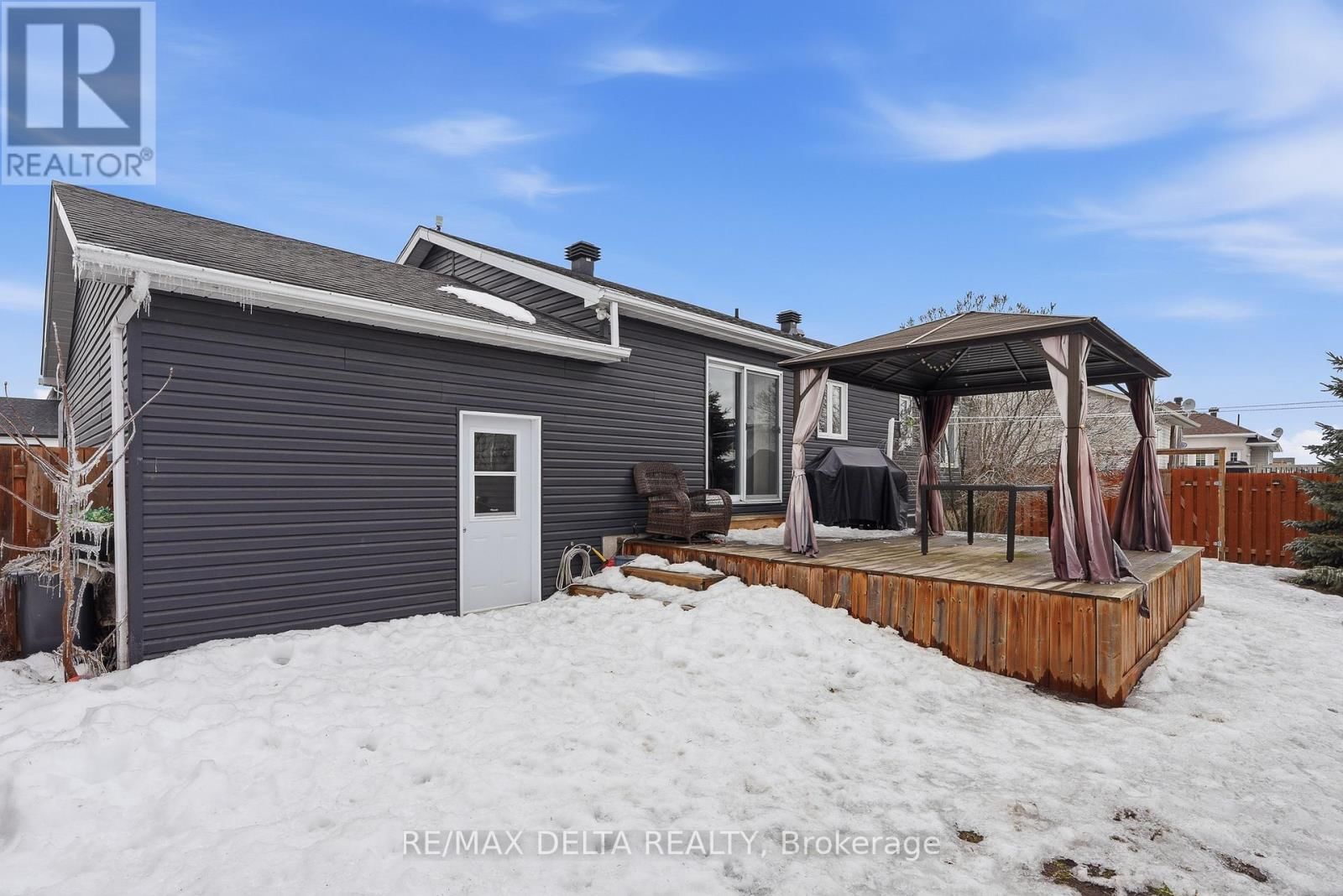 60 RICHARD STREET Image 25