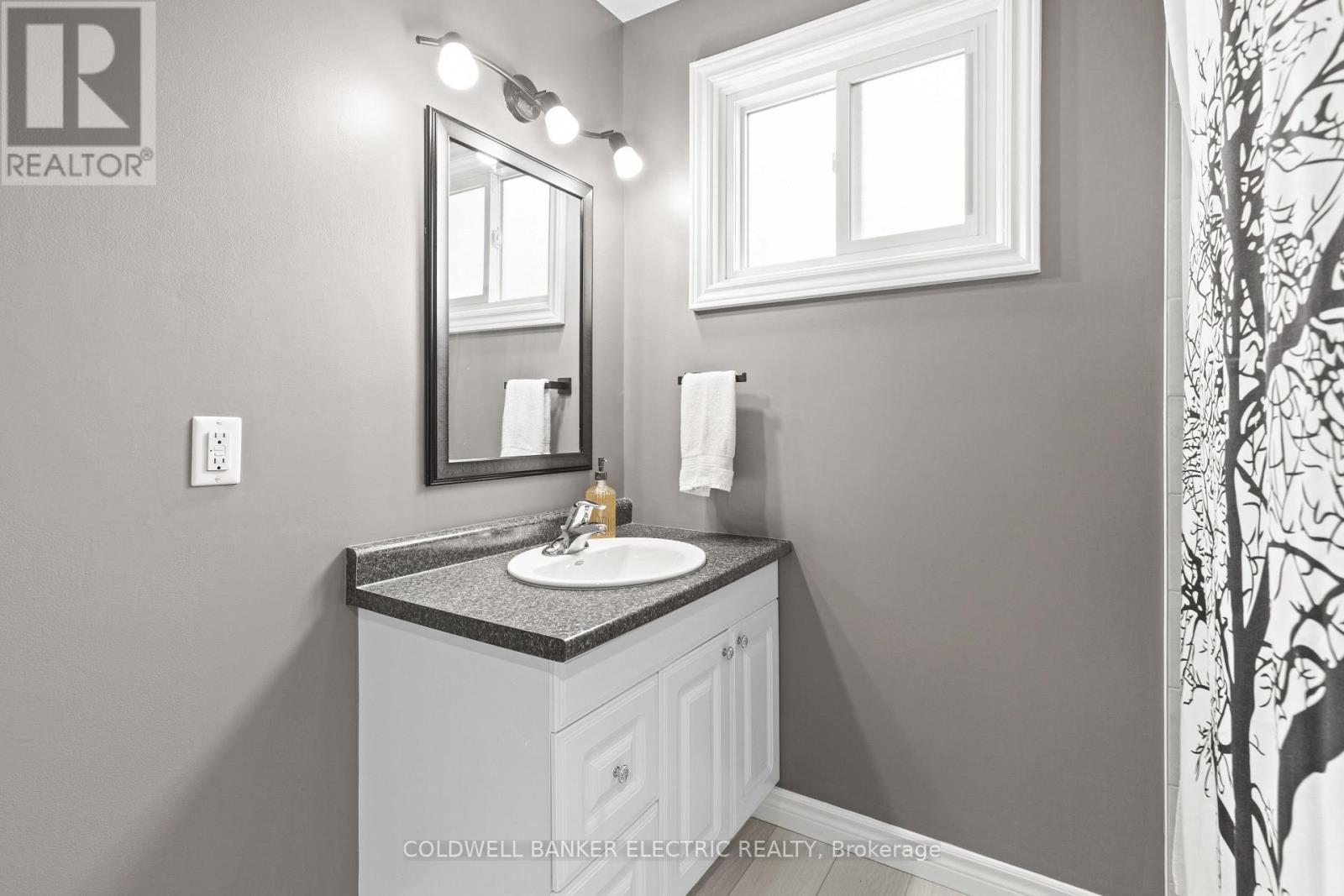 30 WOODS AVENUE Image 22