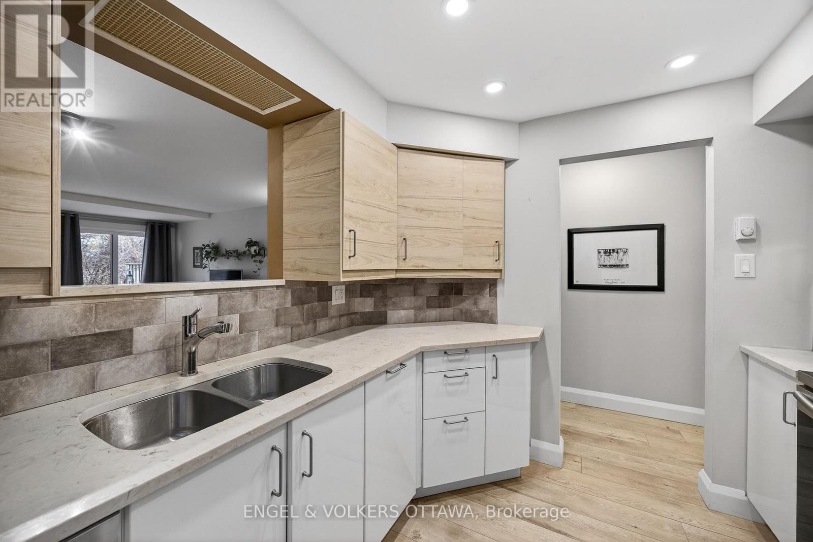 B - 35 ROBINSON AVENUE Image 11