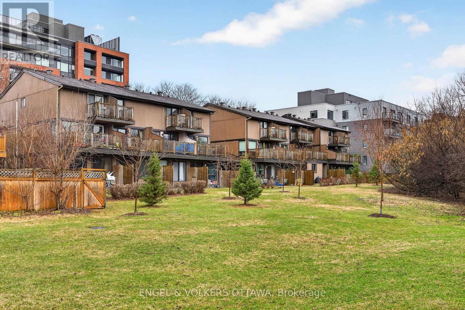 B - 35 ROBINSON AVENUE Image 18