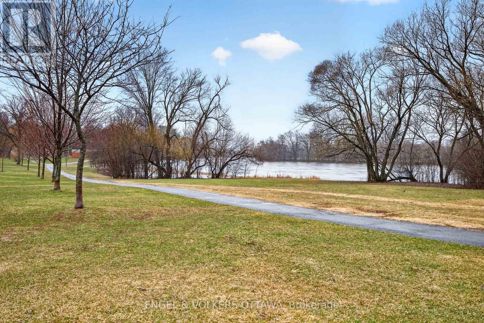 B - 35 ROBINSON AVENUE Image 19