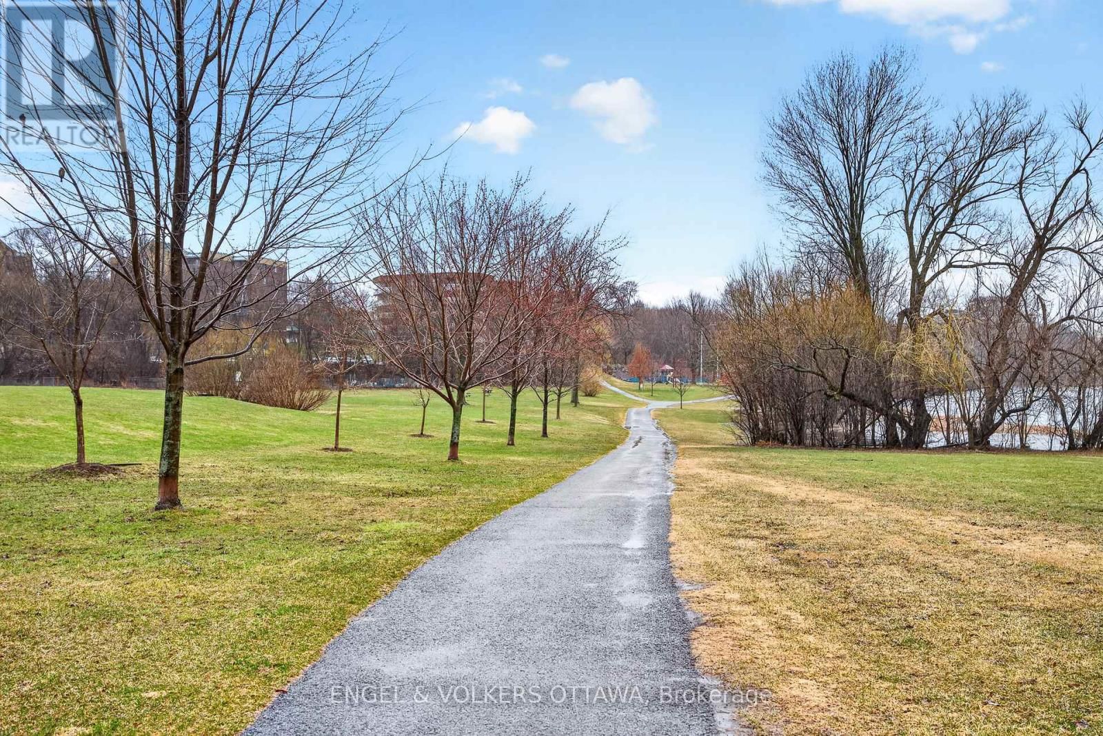 B - 35 ROBINSON AVENUE Image 20