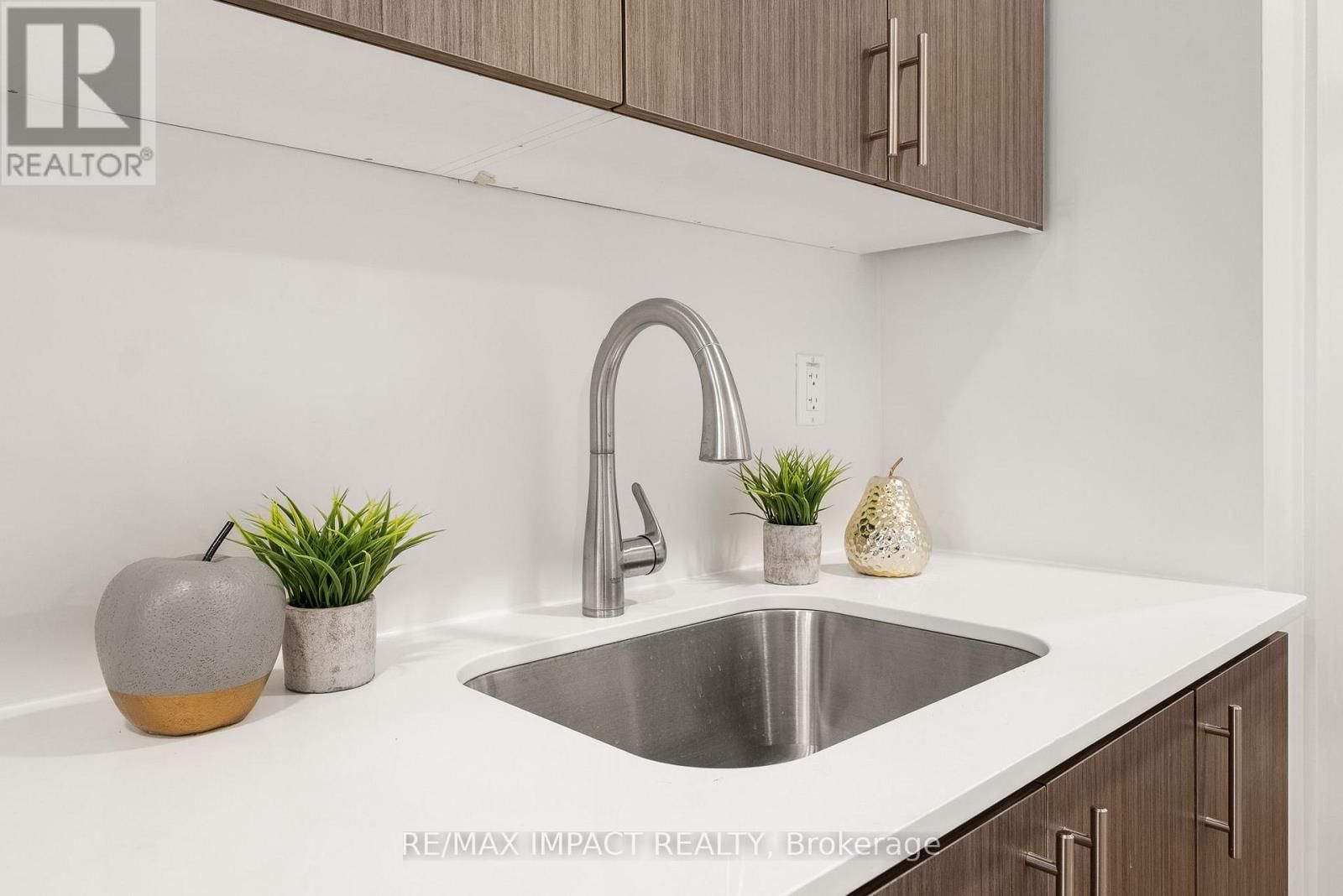 185 DIVISION STREET Image 16