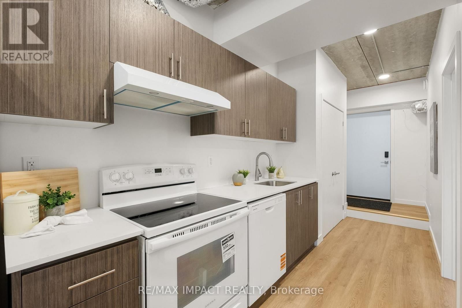 185 DIVISION STREET Image 17