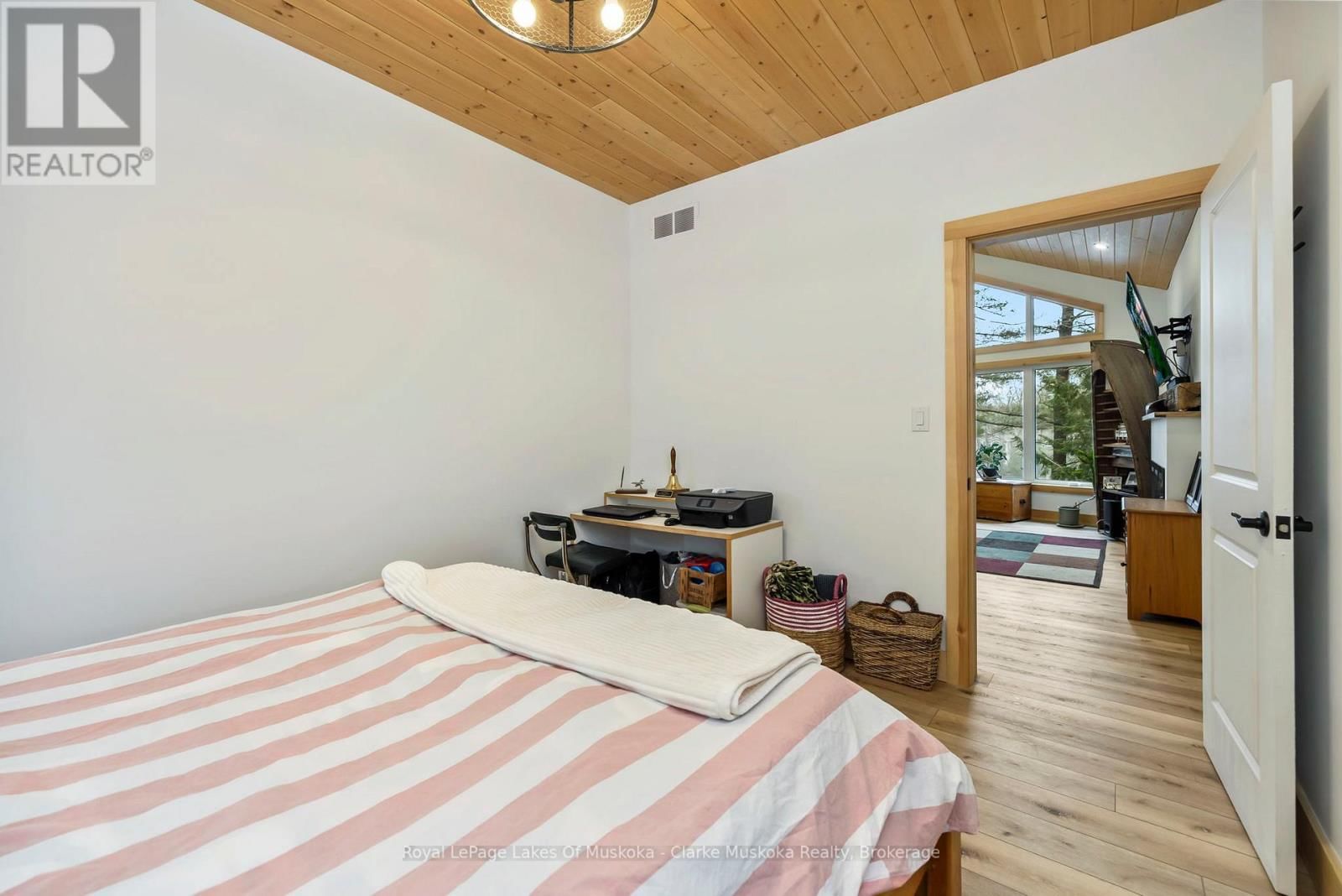 5 - 1062 PENNWOOD ROAD Image 15