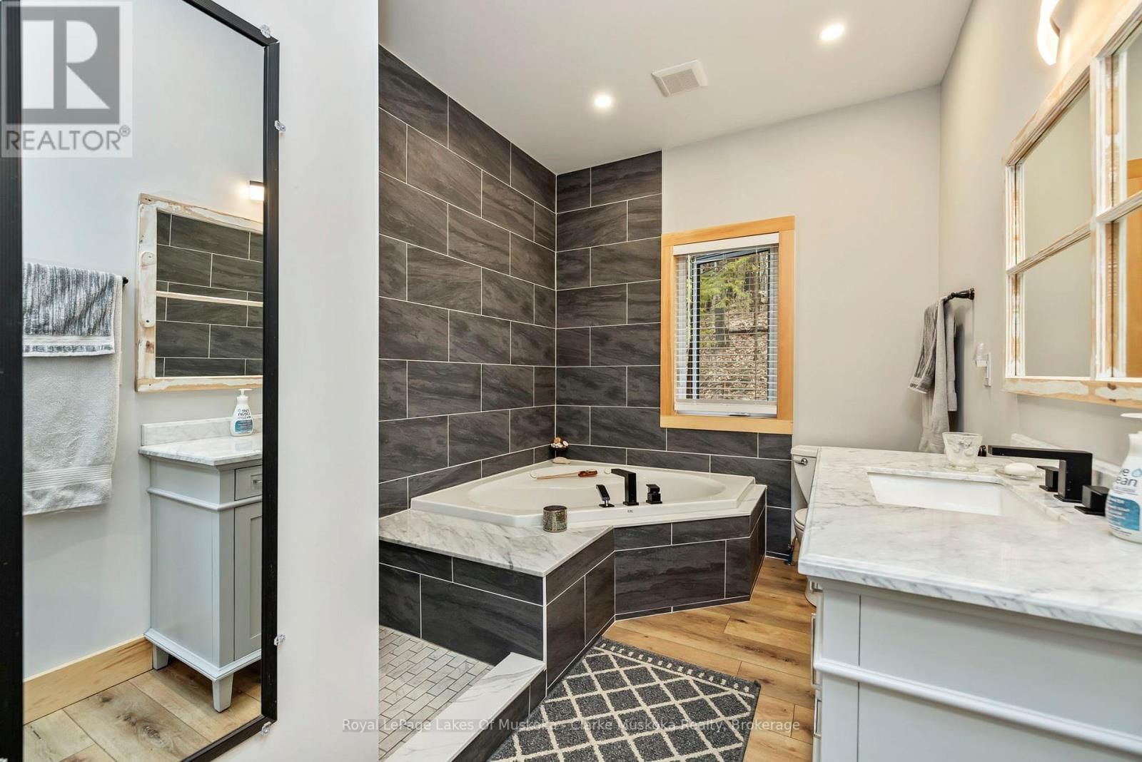 5 - 1062 PENNWOOD ROAD Image 19