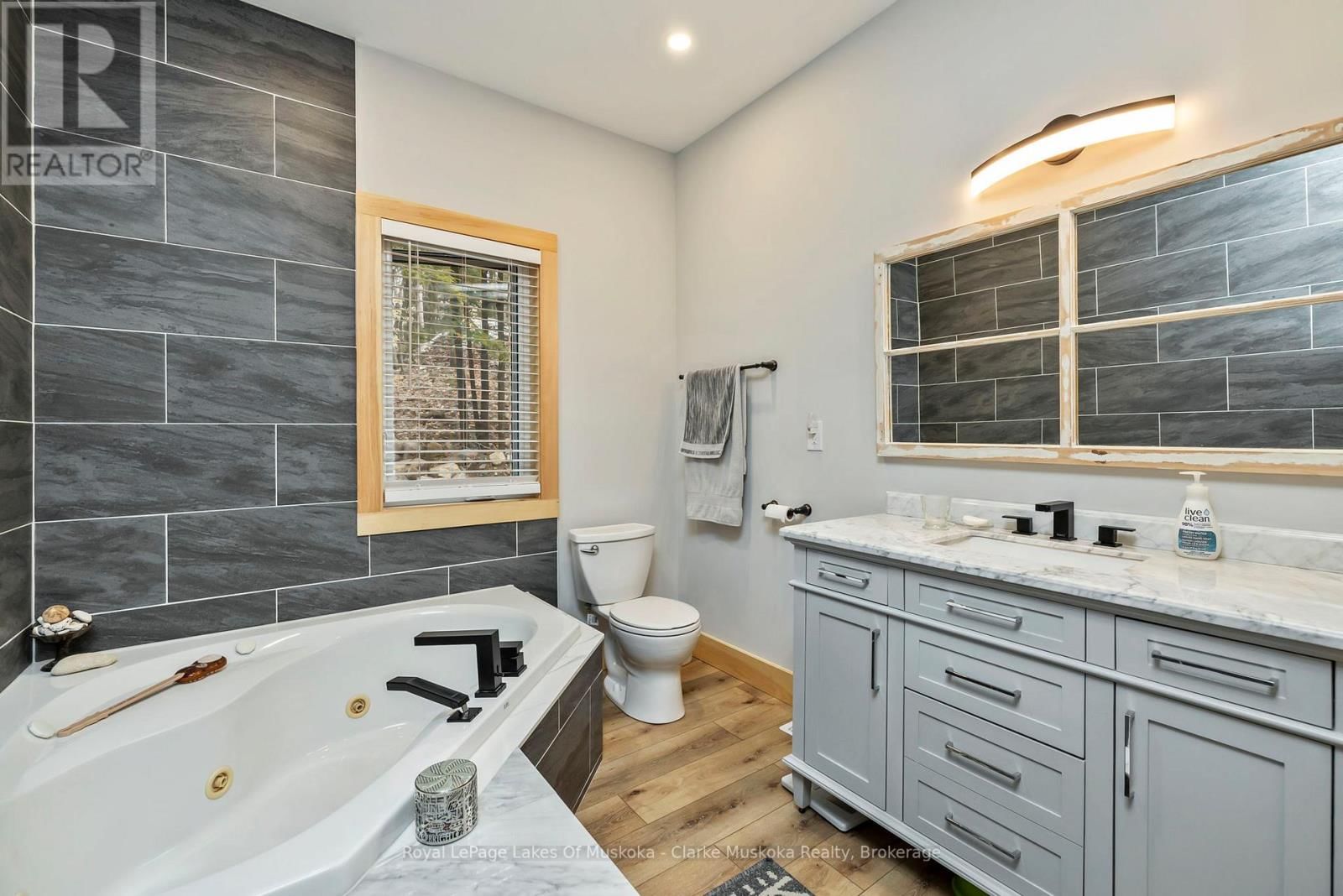 5 - 1062 PENNWOOD ROAD Image 21