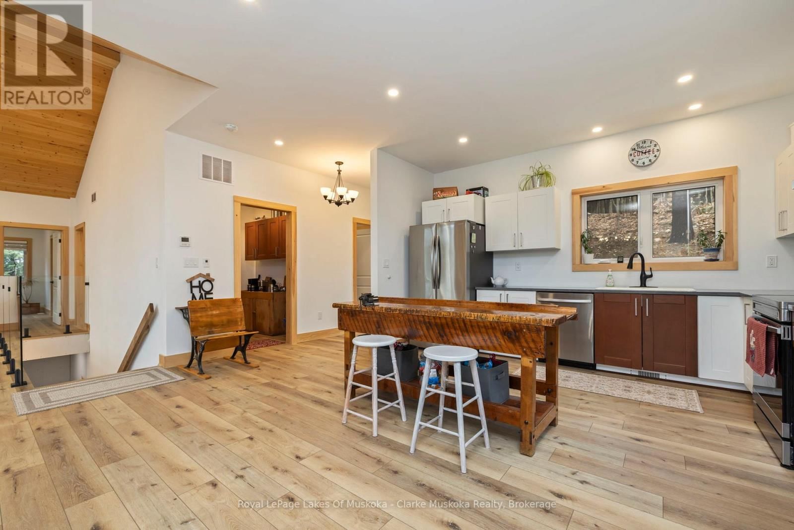 5 - 1062 PENNWOOD ROAD Image 3