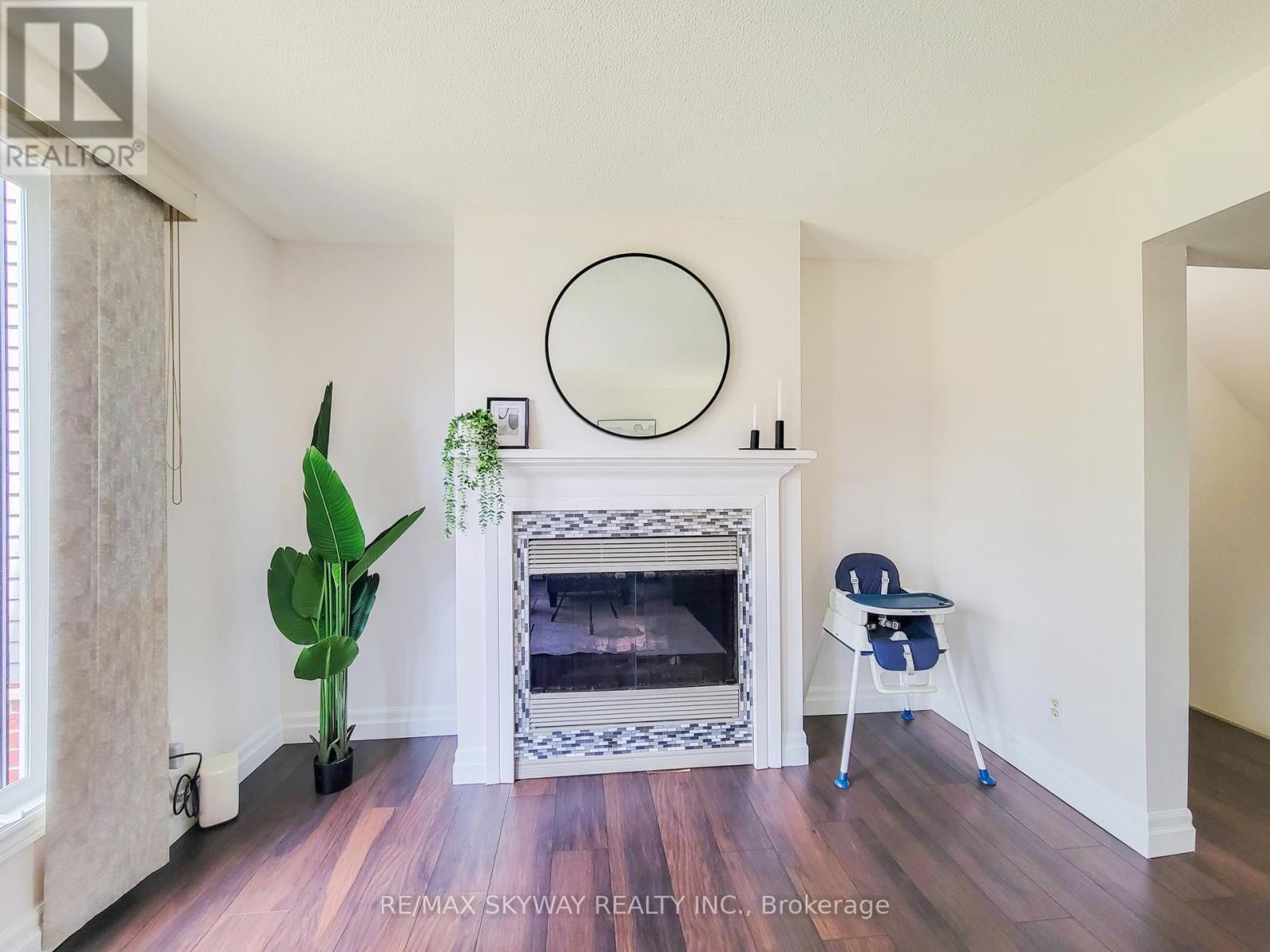 B - 56 HARRIS AVENUE Image 15